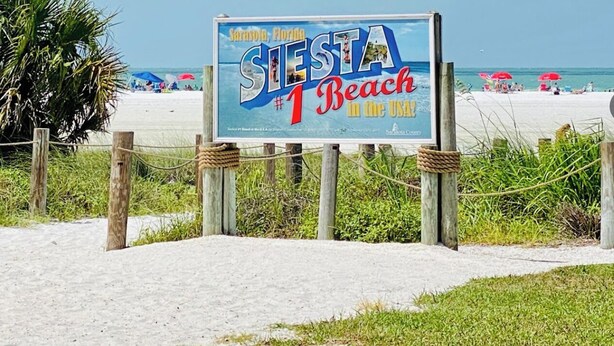 A beach sign with 'Siesta Beach' and 'Florida' written on it. - Beautiful 2 Bed/2 Bath Cozy Cottage Retreat — Your Home Away From Home (Sarasota)