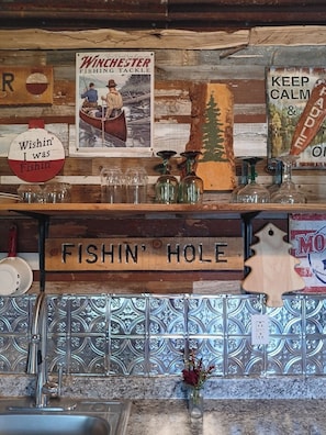 Dining - Tippy Canoe - Cabin in Texas Hill Country close to beautiful Llano river (Castell)