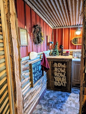 Interior - Tippy Canoe - Cabin in Texas Hill Country close to beautiful Llano river (Castell)