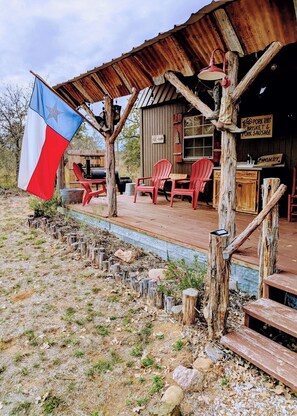 Outdoor dining - Happy Trails - Cabin in Texas Hill Country near the Llano river! (Castell)