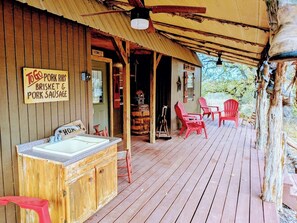 Terrace/patio - Happy Trails - Cabin in Texas Hill Country near the Llano river! (Castell)