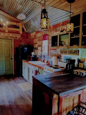 Private kitchen - Happy Trails - Cabin in Texas Hill Country near the Llano river! (Castell)