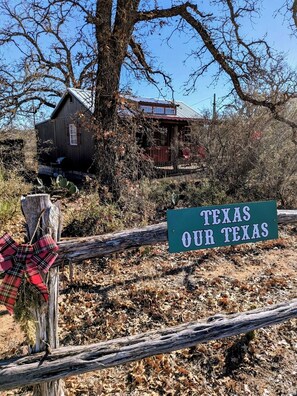 Exterior - Texas Our Texas - Cabin in Texas Hill Country right by Llano River! (Castell)