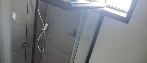 Serviettes fournies, savon, papier toilette