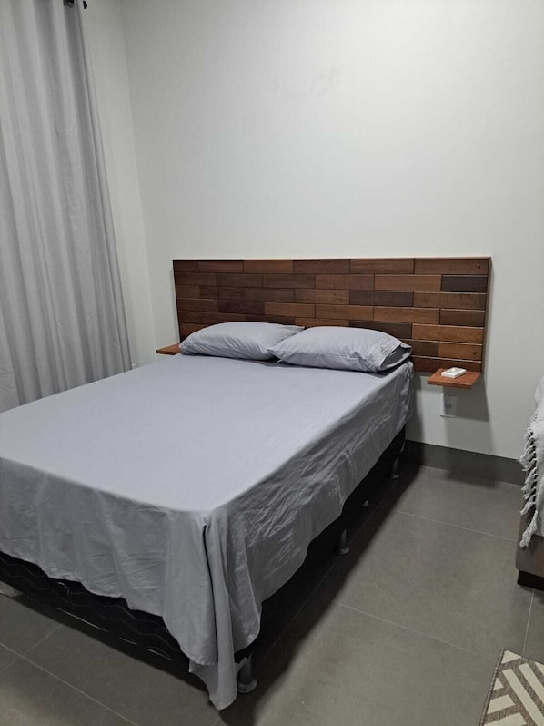 1 Schlafzimmer, BĂŒgeleisen/BĂŒgelbrett, WLAN, BettwĂ€sche