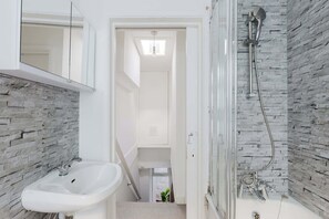 Shower, shampoo - The Beatles Inspired 3BDR Home by Abbey Road (Greater London)
