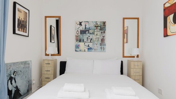 3 bedrooms, Internet, bed sheets - The Beatles Inspired 3BDR Home by Abbey Road (Greater London)