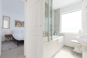 Une salle de bain moderne équipée d’une douche, de toilettes et d’un lavabo.