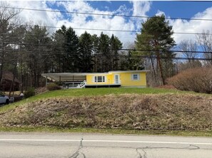 Exterior - Spacious 4-bed/2-bath cottage on enchanting Keuka Lake with private beach! (Pulteney)