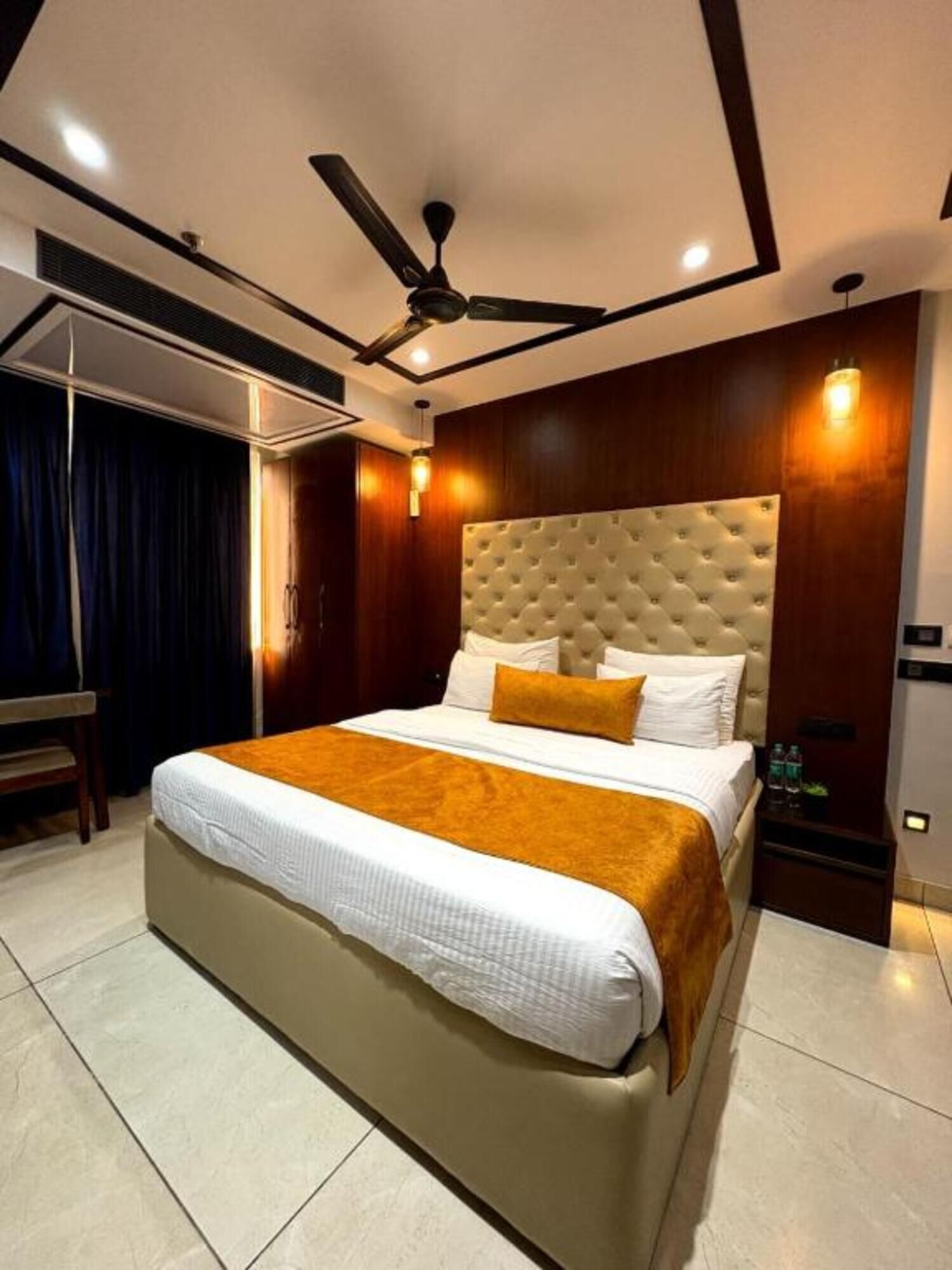 Kamar Double | Brankas, meja kerja, ruang kerja ramah laptop, dan kedap suara