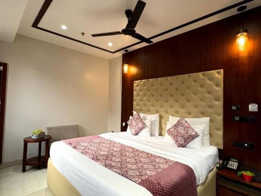 In-room safe, desk, laptop workspace, soundproofing