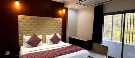 In-room safe, desk, laptop workspace, soundproofing