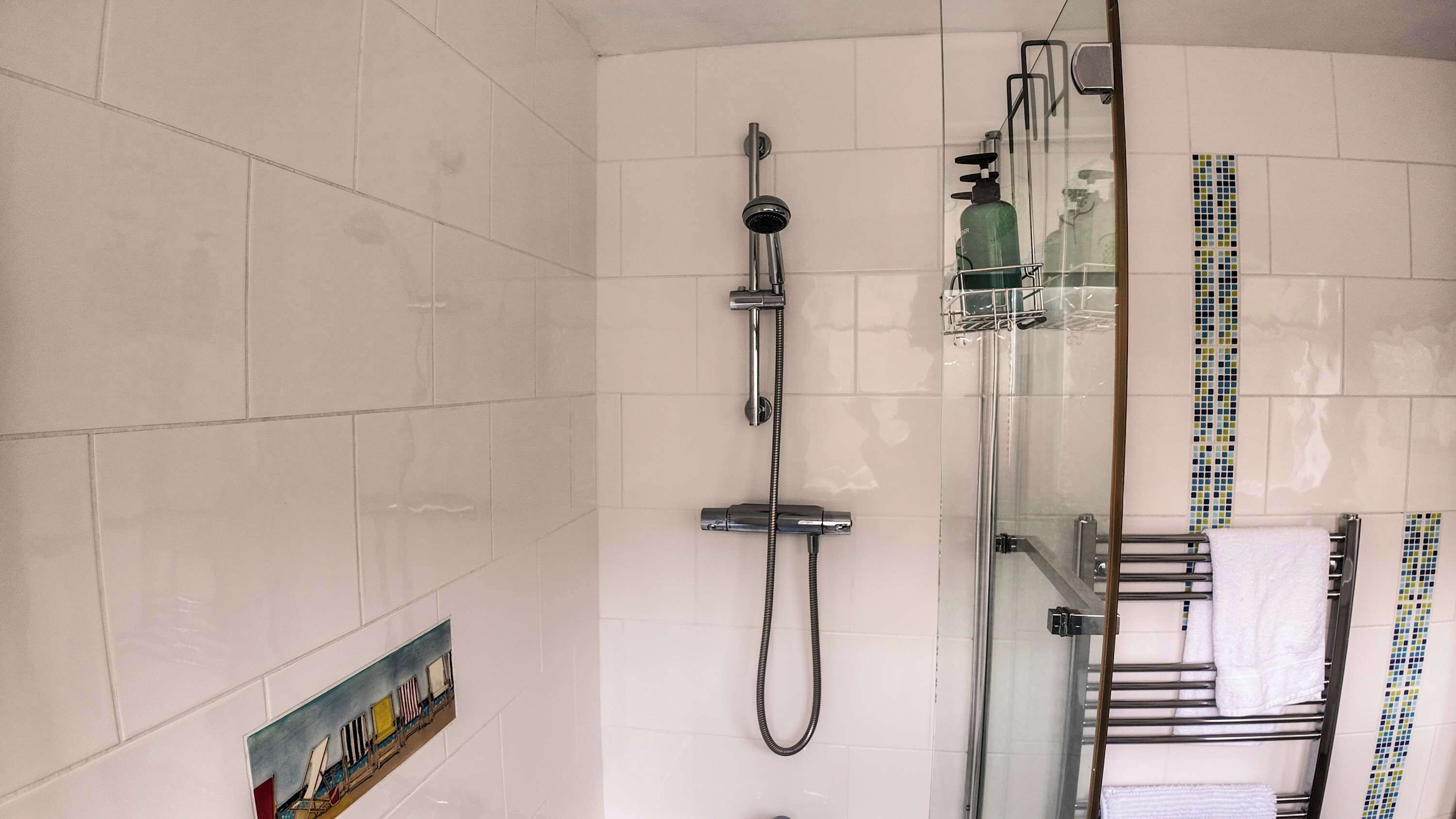 Douche, serviettes fournies, shampooing