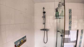 Douche, serviettes fournies, shampooing