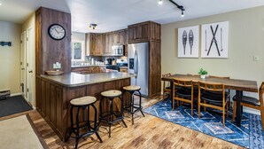 Dining - Lake Fork - Ski-In / Ski-Out, Gas Stove, Parking (Taos Ski Valley)