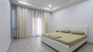 A bedroom with a bed, curtains, and a ceiling light. - RESIDANCE F5 FRANGE MARITIME An AKID LOTFI (Bir El Djir)