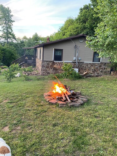  2-bedroom country cottage near Marshall, 20 minute drive to the Buffalo River