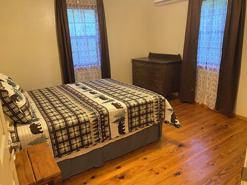  2-bedroom country cottage near Marshall, 20 minute drive to the Buffalo River