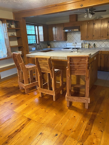  2-bedroom country cottage near Marshall, 20 minute drive to the Buffalo River