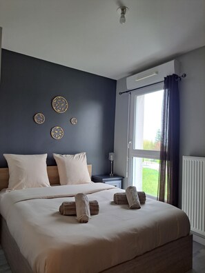 WiFi, bed sheets - Vrbo Property (Rouen)