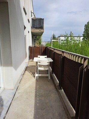 Outdoor dining - Vrbo Property (Rouen)