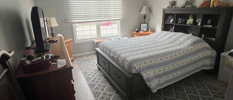 4 bedrooms, iron/ironing board, free WiFi, bed sheets