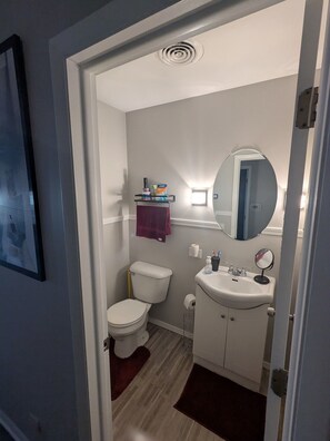 Een haardroger, handdoeken, zeep, toiletpapier