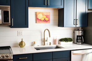 Private kitchen - Cozy + Quiet, Moon Studio on the Atlanta Beltline. Everything you want. (Atlanta)
