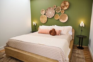 1 bedroom, iron/ironing board, Internet, bed sheets - Cozy + Quiet, Moon Studio on the Atlanta Beltline. Everything you want. (Atlanta)