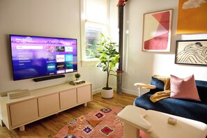 Living area - Cozy + Quiet, Moon Studio on the Atlanta Beltline. Everything you want. (Atlanta)