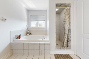Chuveiro, secador de cabelo, toalhas de banho, sabonete