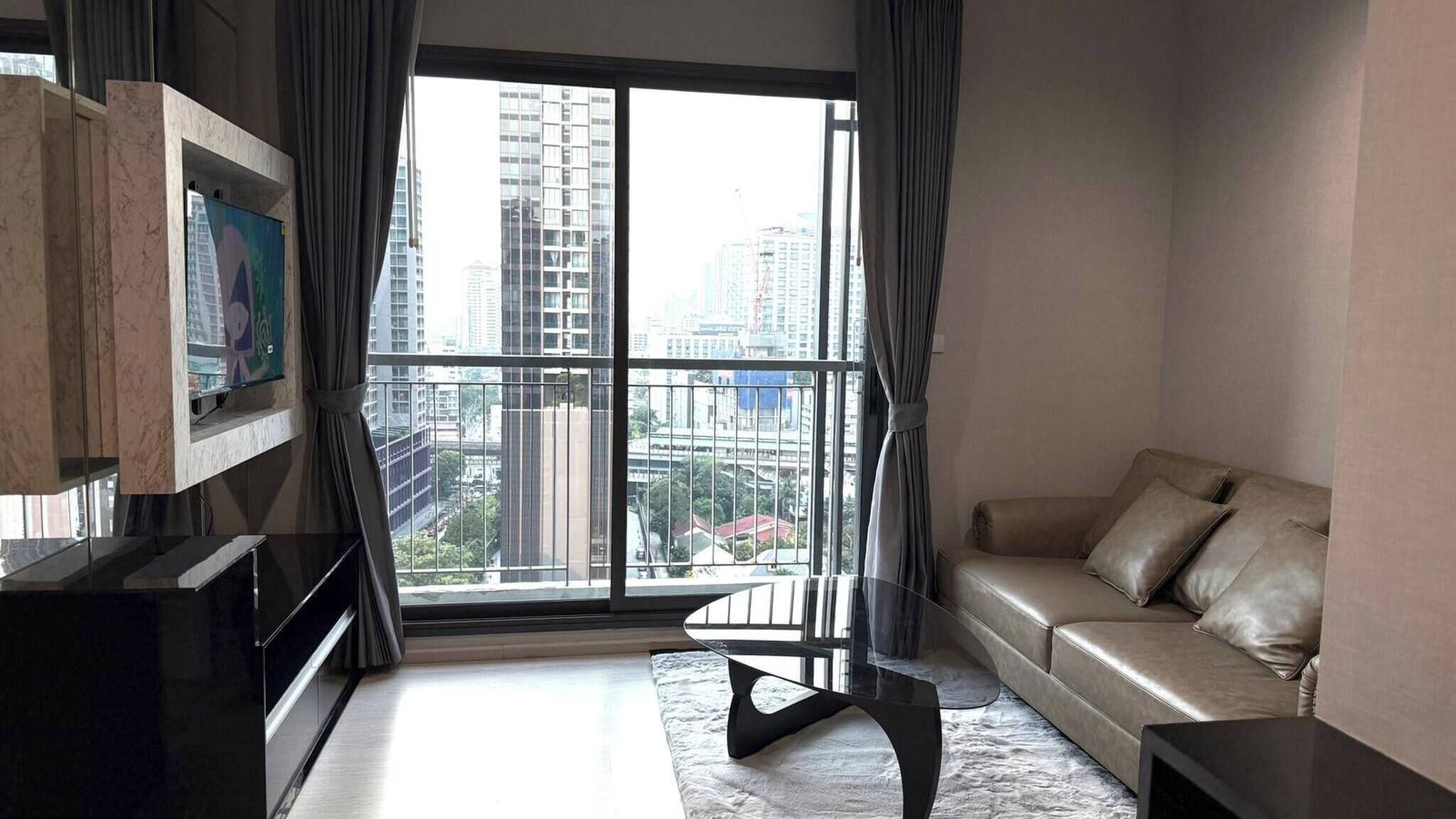 Apartment, 1 Bedroom, Accessible | Living room | Books
