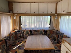Interior - Comfortable, spacious caravan to relax and unwind by the lake (Görlitz)