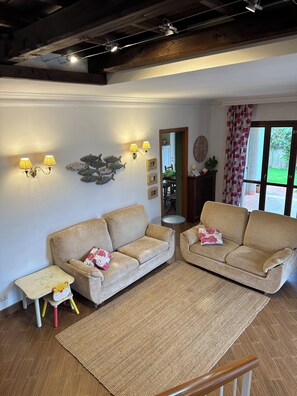 Interior - In quiet and relaxing setting 1.5km from the sea, suitable for families and friends, (Anzio)