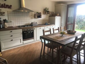 Private kitchen - In quiet and relaxing setting 1.5km from the sea, suitable for families and friends, (Anzio)
