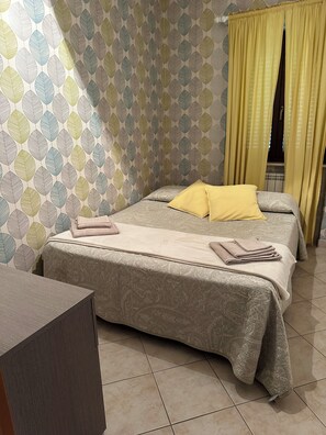4 bedrooms, iron/ironing board, Internet, bed sheets - In quiet and relaxing setting 1.5km from the sea, suitable for families and friends, (Anzio)