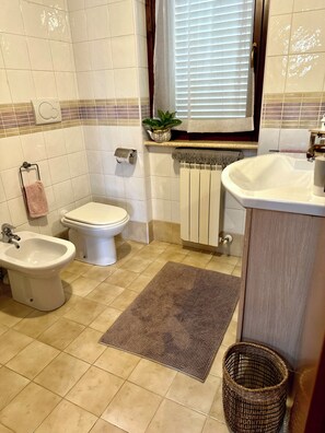 Shower, hair dryer, bidet, towels - Vrbo Property (Anzio)