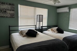 4 Schlafzimmer, Schreibtisch, Bügeleisen/Bügelbrett, Reisekinderbett