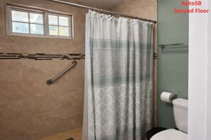 Hair dryer, towels, soap, toilet paper - Downtown Sarasota Rental, 2 Units,4 Bedrooms,3 Baths, Sleeps 10, Lido Beach 6min (Sarasota)