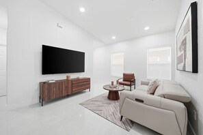 TV - 4BR Modern Home | Sleeps 14 | BBQ & Outdoor Space (Hialeah)