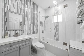 Hair dryer - 4BR Modern Home | Sleeps 14 | BBQ & Outdoor Space (Hialeah)