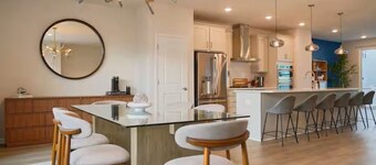 Brand-New- Rooftop Luxe 4BR/5BA, 15 Min to DC+ MGM