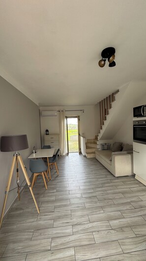 Un interno moderno con zona pranzo, scala e cucina.