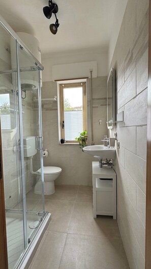 Douche, sèche-cheveux, serviettes fournies, savon
