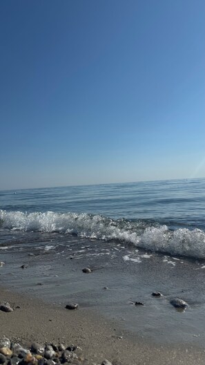 A beach with clear skies and calm water. - Vacation home in Calabria with sea and mountain views, family-friendly, quiet (Marina di Calopezzati)