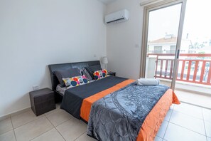 3 bedrooms, iron/ironing board, WiFi, bed sheets - 3BR Azure Pearl Seaside Villa, 50 meters from Pernera Beach in Protaras (Paralimni)