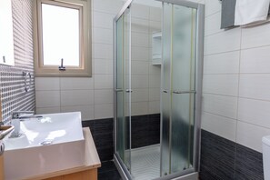 Dusche, Haartrockner, Bidet, Handtücher