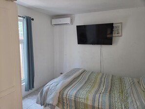 Iron/ironing board, WiFi, bed sheets - Spacious 3-bedroom condo with AC in lovely Nassau (Nassau)