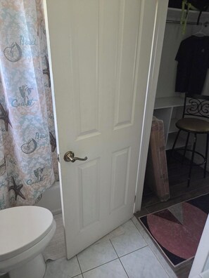 Shower, towels, soap, toilet paper - Spacious 3-bedroom condo with AC in lovely Nassau (Nassau)