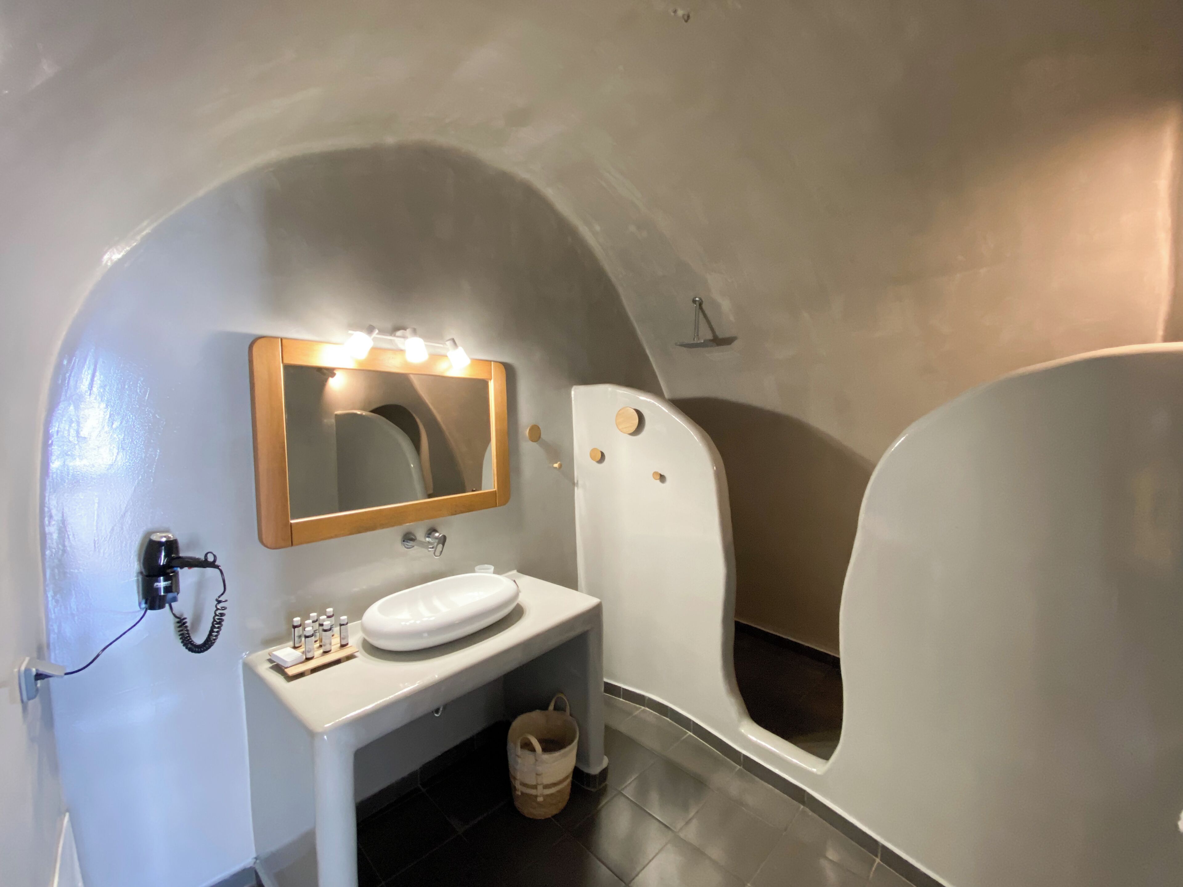 Suite, vue mer | Salle de bain | Douche, articles de toilette gratuits, sèche-cheveux, chaussons